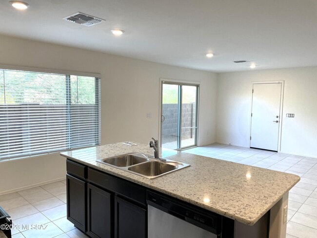 Building Photo - 1127 E Cairn St