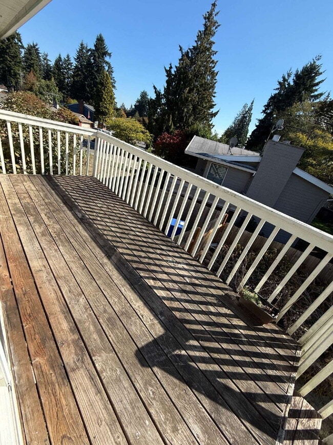 Building Photo - Spacious Home on Corner Lot Available!