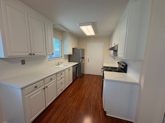Building Photo - 2 bedroom condo is central location near e...