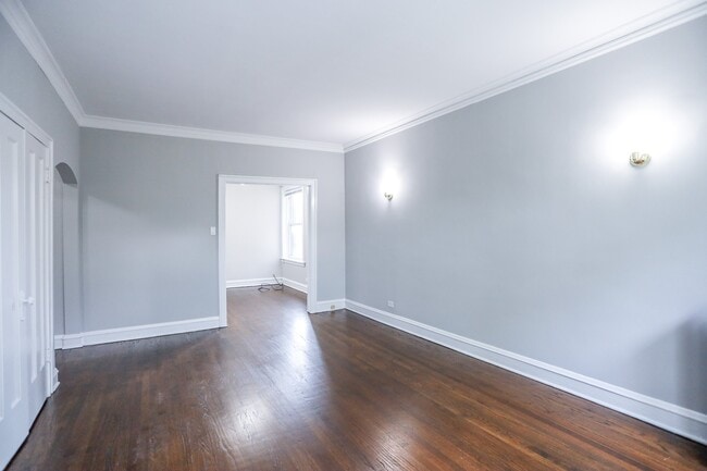 Building Photo - 3410 W Balmoral Ave