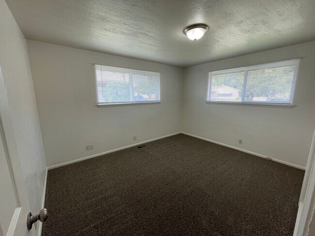 Building Photo - 1019 W Lakeside Dr