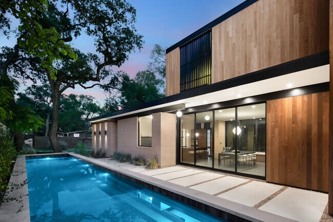 Building Photo - 2407 W 10th St