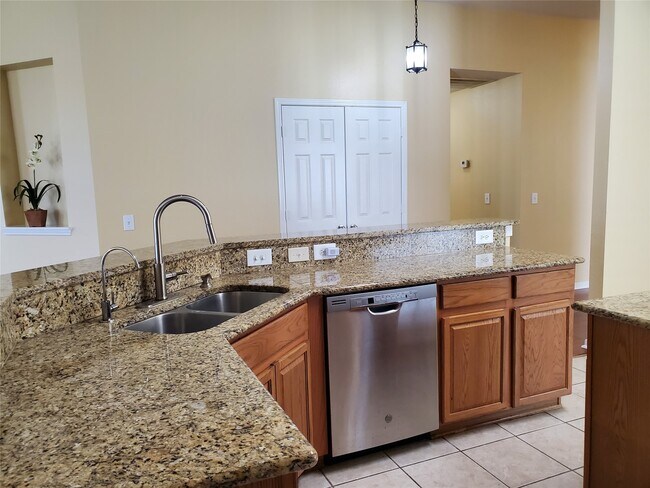 Building Photo - 2502 Suncreek Ln