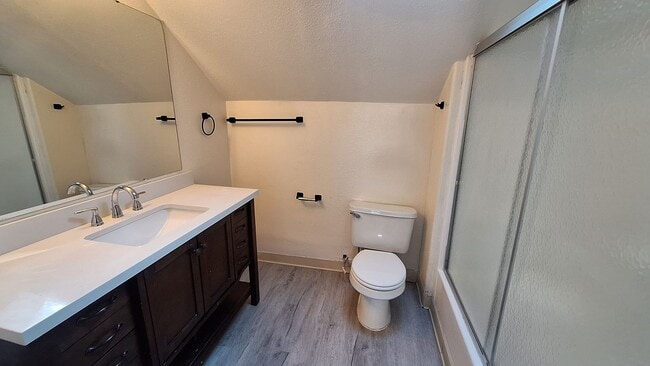Building Photo - 4 bedroom 2.5 bath home with main level be...