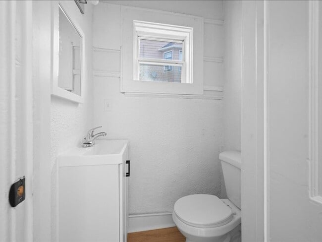 Building Photo - Spacious Pet Friendly 4 Bedroom Rental in ...