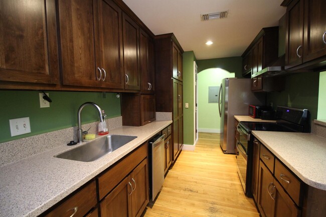 Building Photo - 732 Woodmere Dr