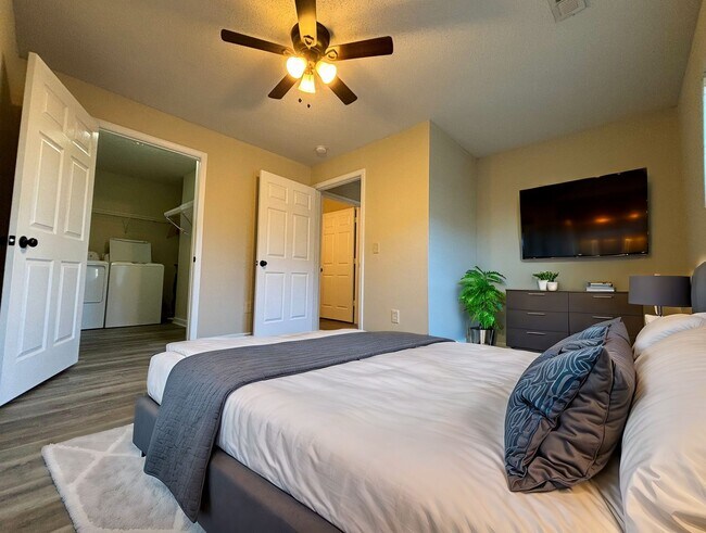 Building Photo - Gift yourself free application fees for this 1st Floor Immaculate 1 bedroom for rent in Sunny Myr...