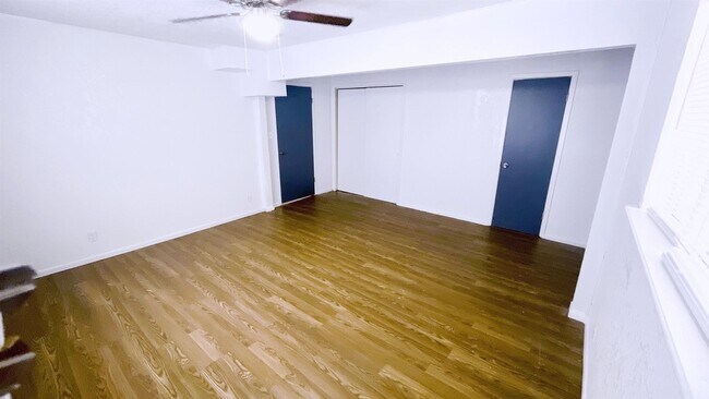 Building Photo - 405 E Bowie St