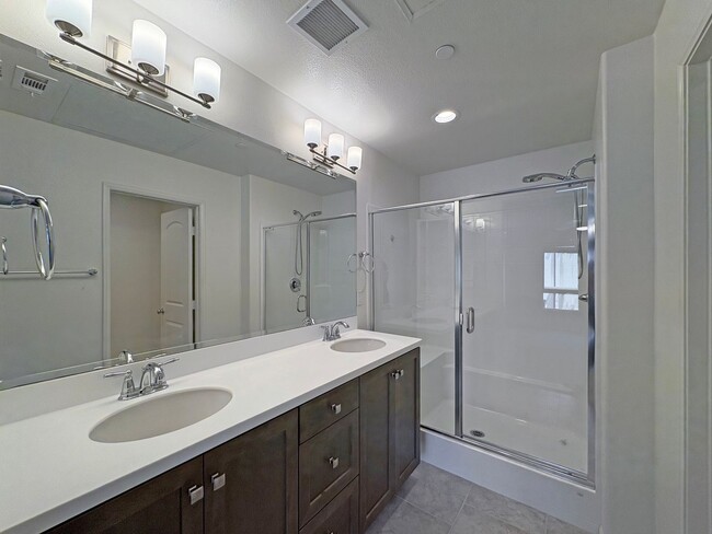 Building Photo - Beautiful 4B/3BA Vista Home w/ Pool & Mode...