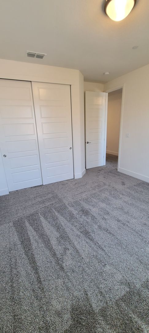 Building Photo - Stunning home with luxurious wood floor and beautiful spacious yard