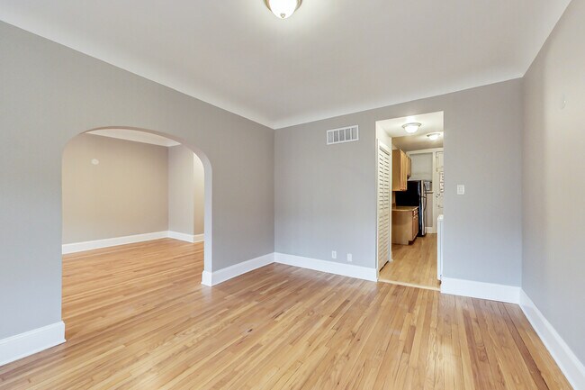 Building Photo - 932 Pleasant St