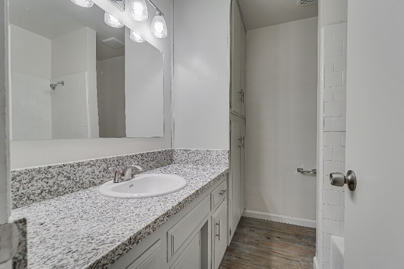 Building Photo - 1005 Mira Loma Dr