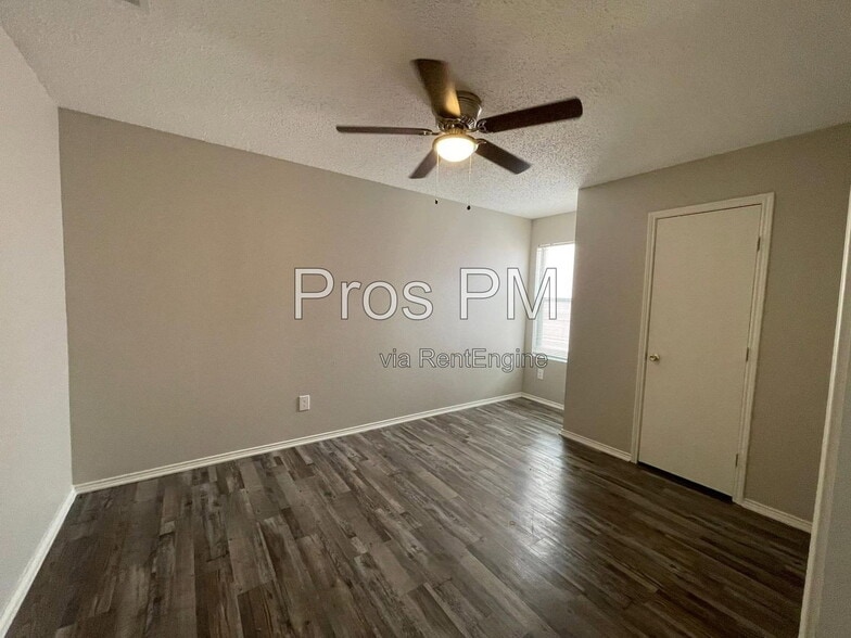 Building Photo - 5013 Waterford Dr