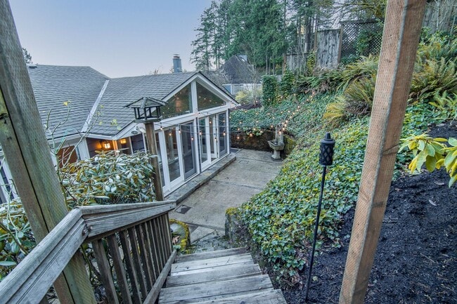Building Photo - Portland Heights Home w/High-End Finishes! Double Range Viking Stove, Granite, Wood Floors, Sun R...
