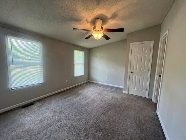 Building Photo - Introducing a charming 4-bedroom, 2-bathroom house in the desirable Gastonia, NC area