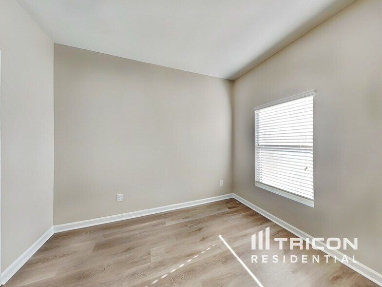 Building Photo - 1938 Roxey Ln