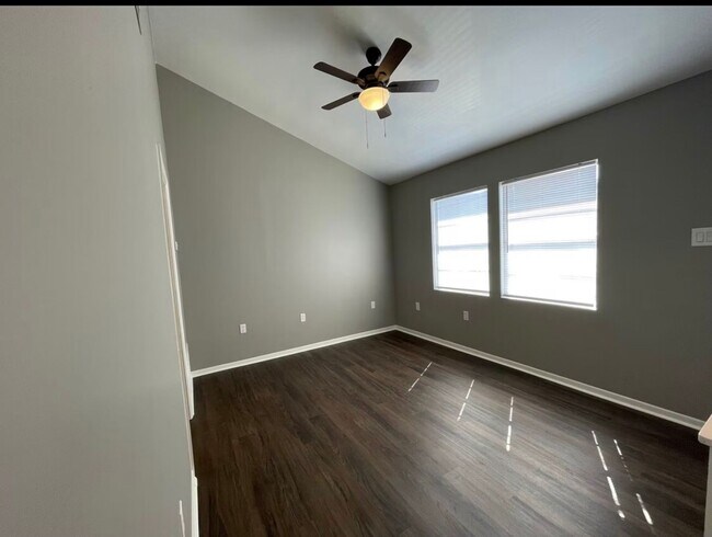 Building Photo - 206 Challenger St