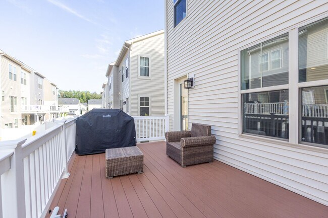 Building Photo - Lovely 3 BR/2.5 BA EOG Townhome in Glen Bu...
