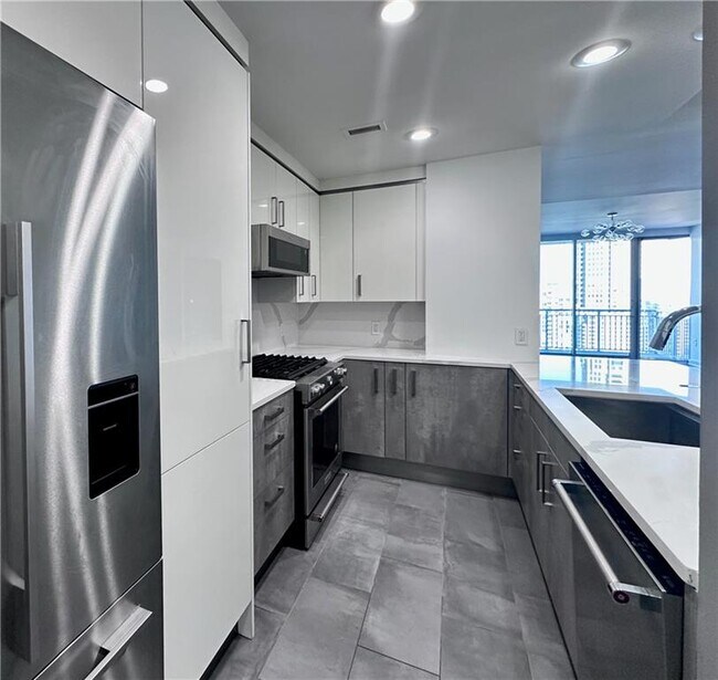 Building Photo - 3338 Peachtree Rd NE