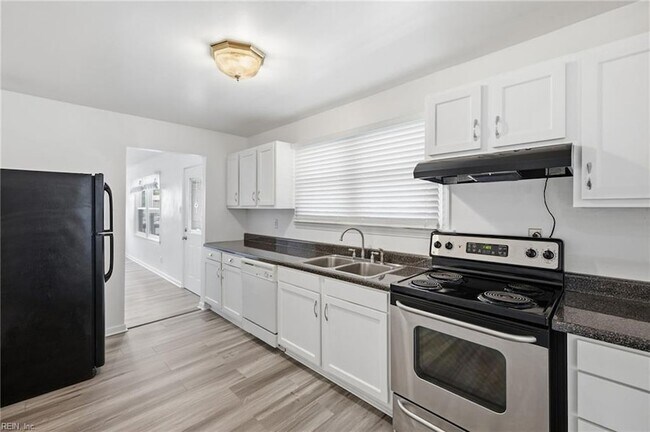 Building Photo - 5545 Aragon Dr