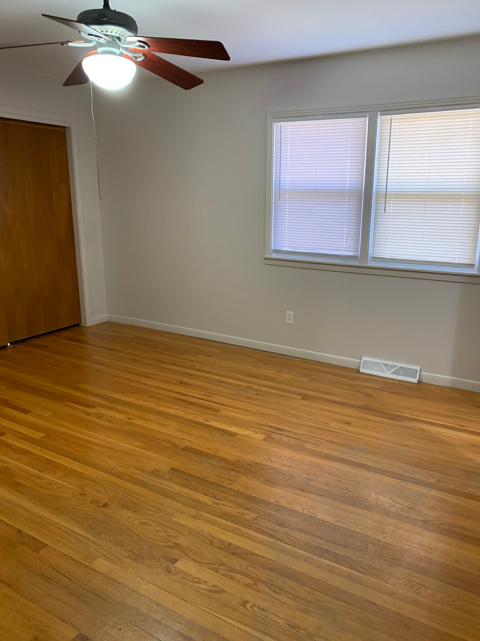 Building Photo - 9618 Outlook Dr