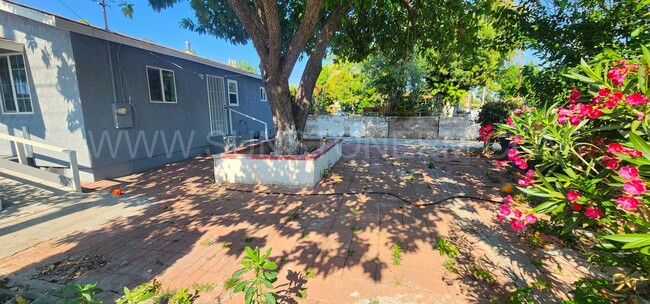 Building Photo - 3 Bedroom, 1 Bathroom