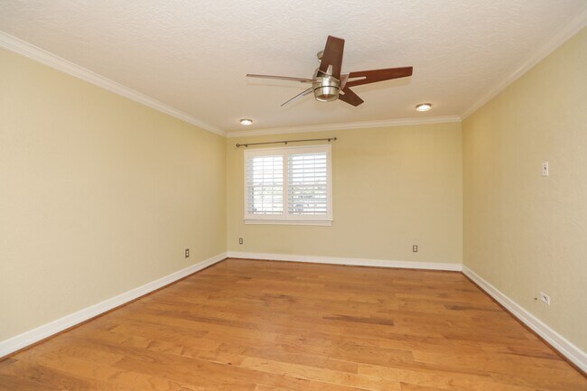 Building Photo - 722 Crossroads Dr