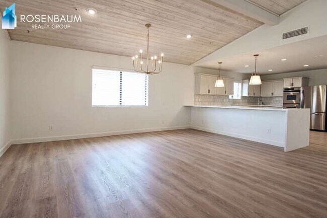 Building Photo - Stunning 2-beds, 2-baths Desert Retreat  in the highly desirable North Scottsdale area!