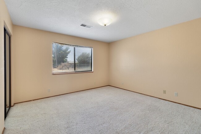 Building Photo - Cute Apple Valley Home Located in a Quiet ...