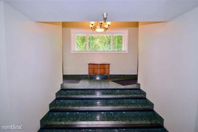 Building Photo - Studio, 1 bath Condo - 230 E 9th St