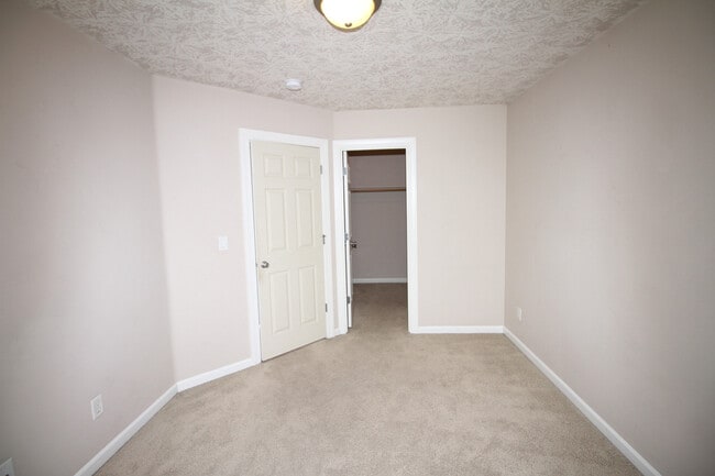 Building Photo - 4bd/2.5ba House with Washer/Dryer & Fully Fenced Yard!