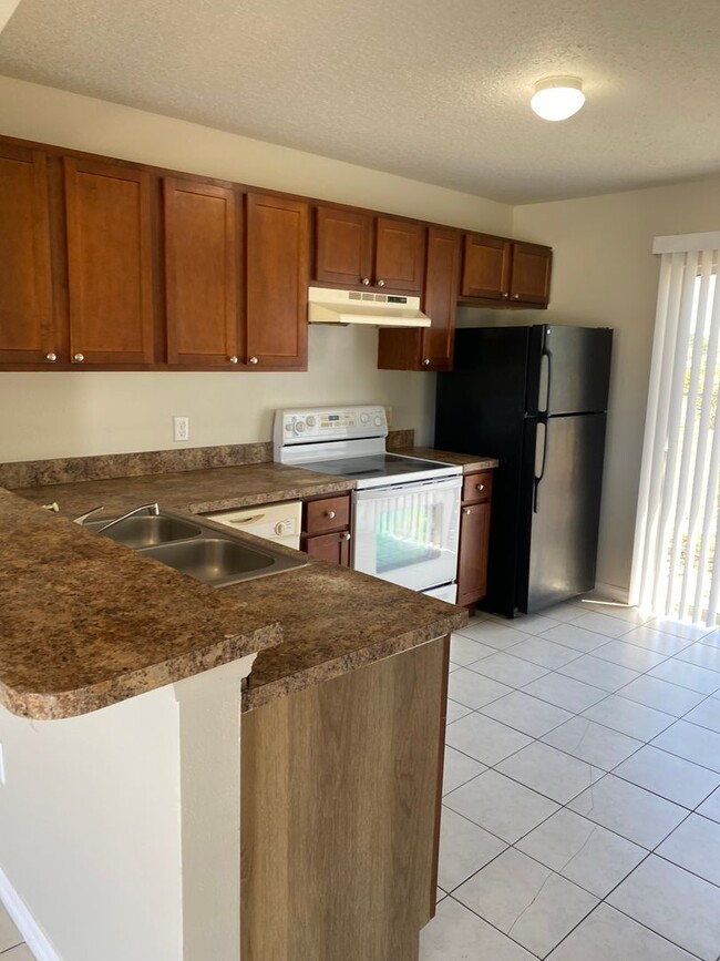 Building Photo - 3 Bedroom, 1 bathroom Duplex Winter Haven!