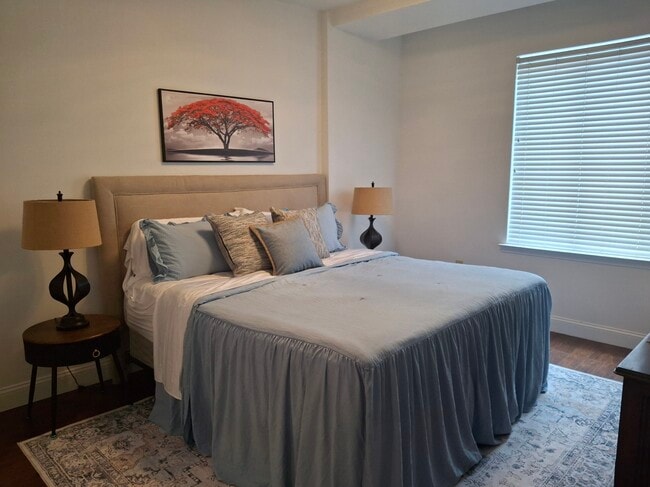 Building Photo - 300 W 5th St