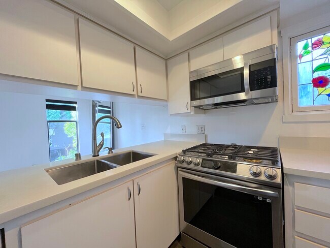 Building Photo - 906 N Kings Rd