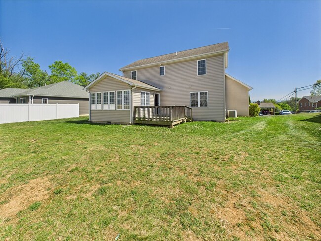 Building Photo - Bright & Spacious 4-Bedroom Home Located i...