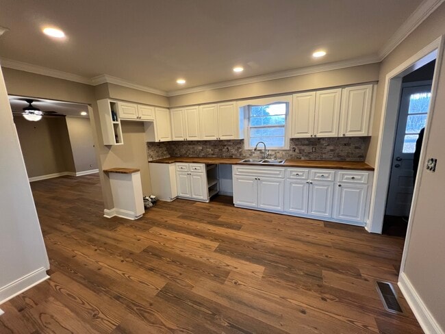 Building Photo - 2038 Conway Dr