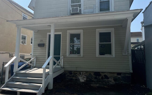 Building Photo - 236 Battle Ave
