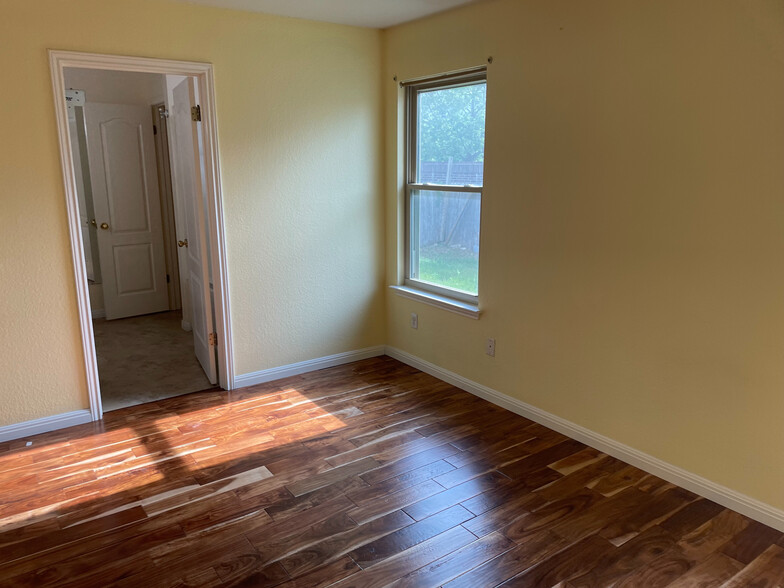 Building Photo - Room in House on Haleys Way