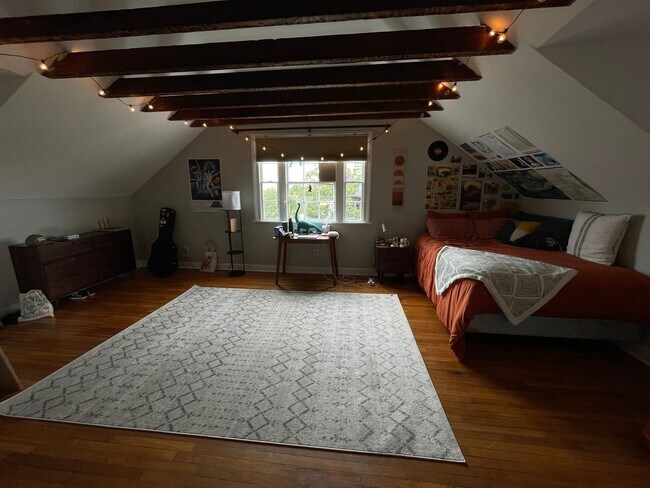 Building Photo - Spacious Three Bedroom Apartment on Calhoun Street