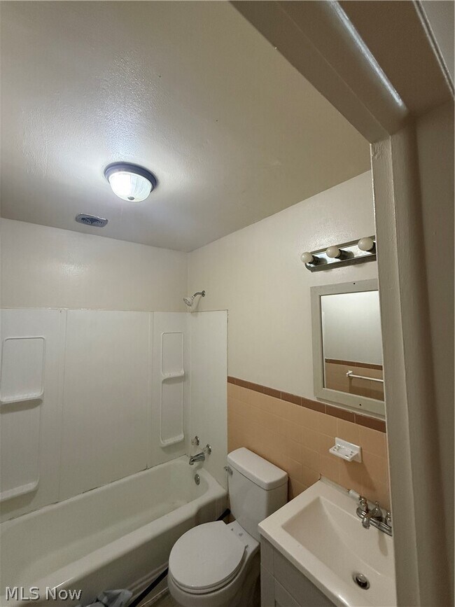 Building Photo - 640 Lakeside Dr