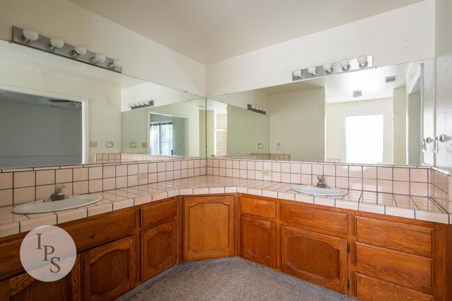 Building Photo - North West Fresno Home, 3BR/2BA, 1878sf, NEW CARPET - Lots of Amenities!