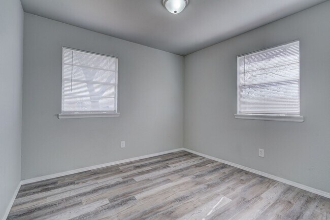 Building Photo - Beautifully Remodeled 3 or 4 bedroom with ...