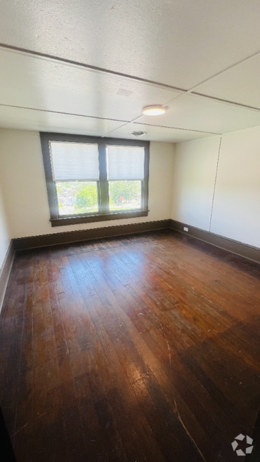 Building Photo - 812 Tyler Ave