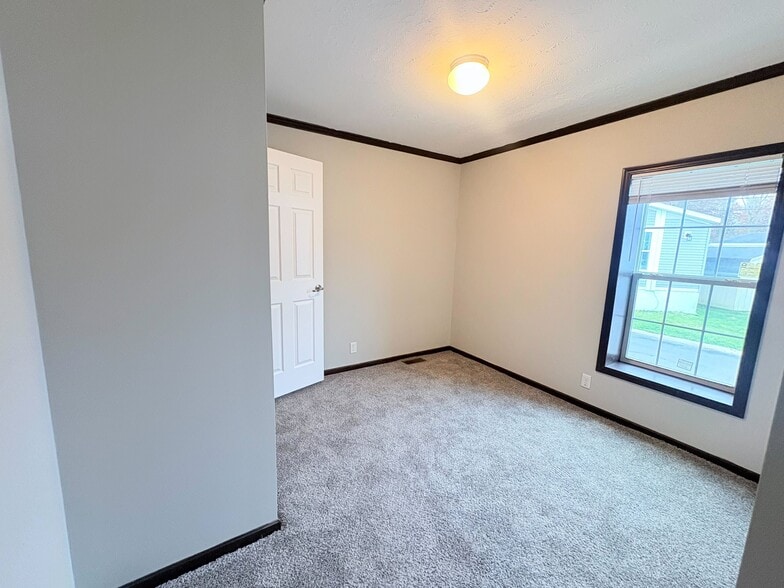 Building Photo - 10694 State Rte 762