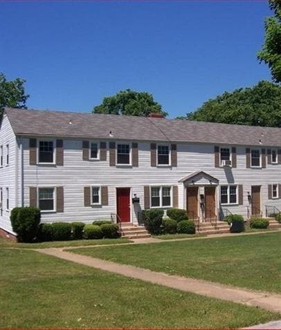 Building Photo - August Special -1/2 off Application Fee Charming 2BR Apartment with Spacious Courtyard & Lawn Car...