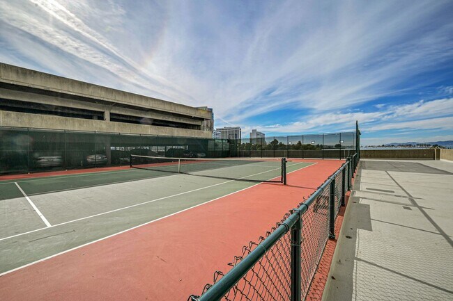 Building Photo - GORGEOUS Views from the 29th Floor 2bd 2ba...