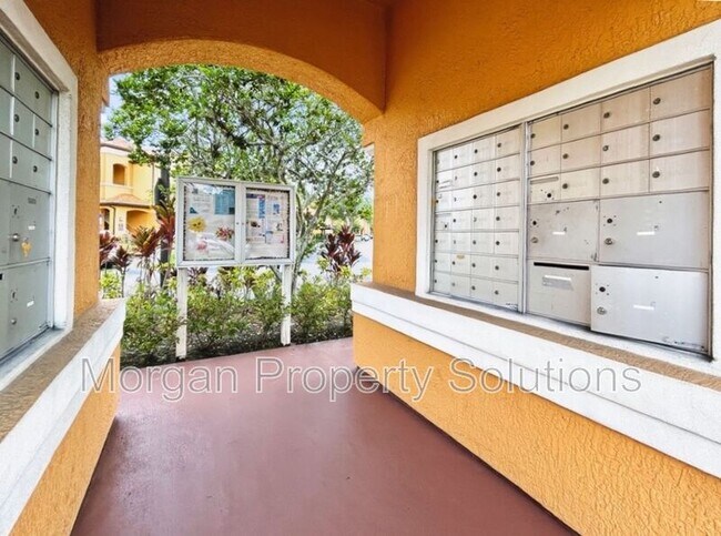 Building Photo - 5463 Vineland Rd