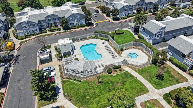 Building Photo - Spacious 2 Bed, 2 Bath Condo in Desirable Northwood