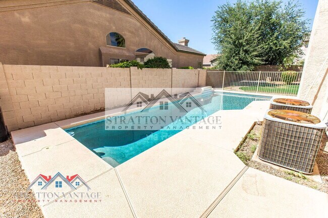 Building Photo - 960 E Constitution Dr