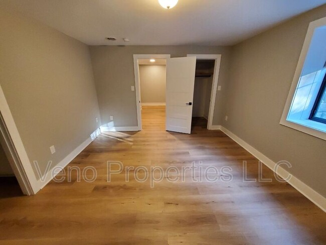 Building Photo - 154 Elm St